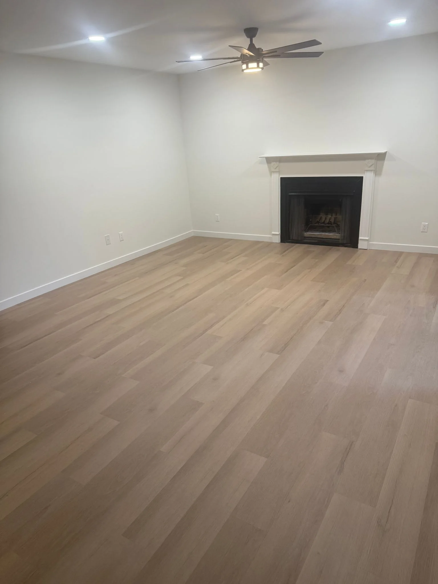 Light Oak-Look Vinyl flooring project by Avelino Floorings
